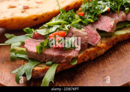 Rindfleisch Sous Vide mit Chmichulli Kräuter Chili-Sauce Sandwich Stockfoto