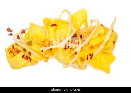 Tortellini mit Chili und Mung Bohnen weiß isoliert Stockfoto