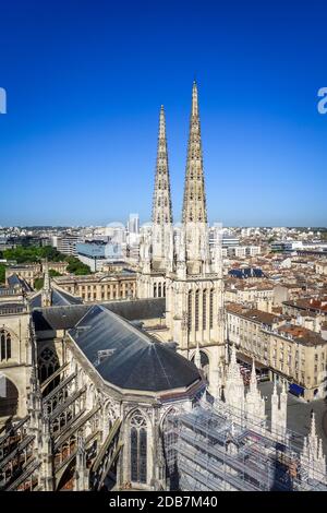 Luftbild aus der Stadt Bordeaux und der Kathedrale Saint-Andre vom Turm Pey-Berland, Frankreich Stockfoto