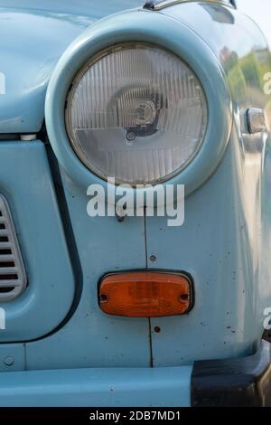 Blauer trabant Autoscheinwerfer im vertikalen Format Stockfoto