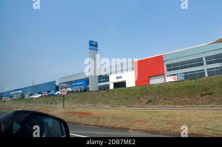 November 2020. Cerquilho, SP, Brasilien. Eine Fahrersicht, aus der Sicht des Chevrolet-Händlers auf der Autobahn. Stockfoto