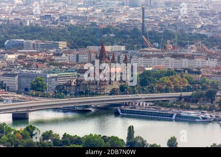 Blick auf die Kirche St. Franziskus von Assisi in Wien, Österreich. Stockfoto