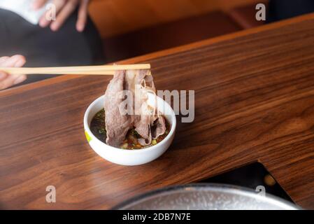 Das Kochen der japanischen Wagyu Beef Shabu Shabu Hot Pot gesetzt Stockfoto