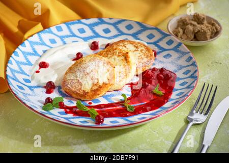 Käsekuchen mit Berriesund saurer Sahne. Leckeres Dessert Stockfoto