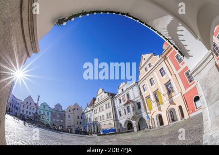 Hauptplatz mit alten Häusern in Cesky Krumlov gegen Sonnenuntergang In der Tschechischen Republik Stockfoto