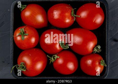 Viele getrocknete Kirschtomaten in einer Pfanne. Draufsicht, Nahaufnahme Stockfoto