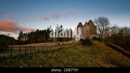 Newark Castle, das über dem Wasser von Yarrow auf dem Bowhill Estate in der Nähe von Selkirk in den Scottish Borders, Schottland, Großbritannien, liegt Stockfoto