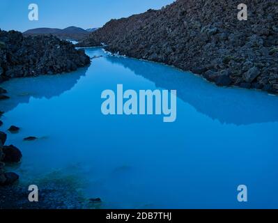 Lavagestein und Thermalwasser an der Blauen Lagune in Grindavik Stockfoto