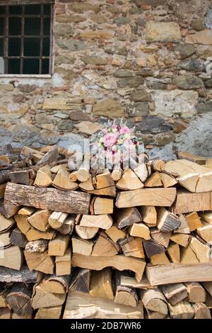 Detail von der Braut buquet aus Rosen und Pfingstrosen auf Gestapelte Holz gelegt Stockfoto