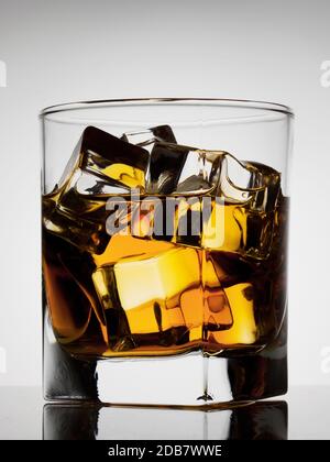 Im Alter von edlem Glas Whiskey mit Eis Stockfoto