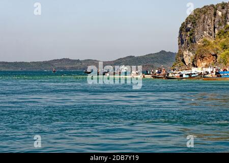 Phra Nang Strand, Railay, Provinz Krabi, Thailand: Langschwanz Boote und Princess Cave - Reiseziel - 25. Januar 2020 Stockfoto