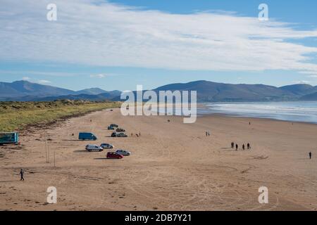 Parken am spektakulären 3 Meilen langen Zoll Strand, in der Nähe von Dingle auf dem Wild Atlantic Way, eine wunderschöne malerische Gegend an der Westküste von Irland. Stockfoto