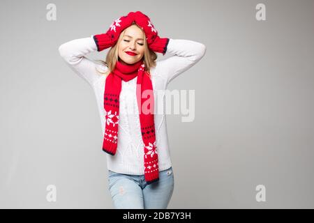 Charmante junge Dame genießen Wintersaison in warmer Kleidung Stockfoto