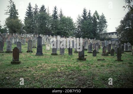 Jüdischer historischer Friedhof aus dem 17. Und 18. Jahrhundert in der Slowakei UNESCO-Stadt Bardejov. Grabsteine auf diesem Friedhof sind in einem soliden Zustand. Stockfoto
