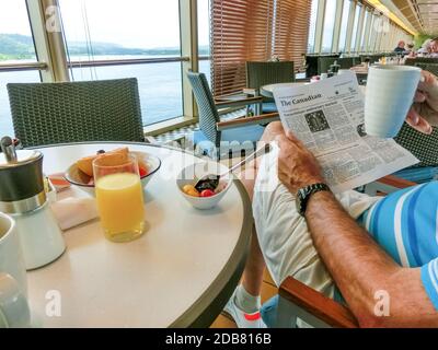 Gatun See, Panama - 5. Dezember 2019: Mann im Speisesaal Buffet an Bord Holland Amerika Kreuzfahrtschiff Eurodam Stockfoto