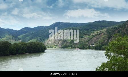 Wachau Region in Österreich mit Blick auf die Donau, die Weinberge und die Berge von der Stadt Durnstein Stockfoto