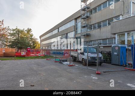 Außenansicht der Schule, italienisches Schulgebäude Stockfoto