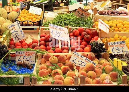 Big Farmers Market Stall mit organischen Früchten gefüllt Stockfoto