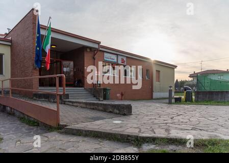 Außenansicht der Schule, italienisches Schulgebäude Stockfoto