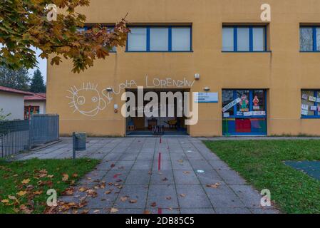 Außenansicht der Schule, italienisches Schulgebäude Stockfoto