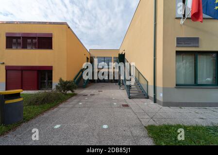 Außenansicht der Schule, italienisches Schulgebäude Stockfoto