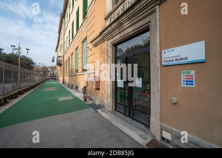Außenansicht der Schule, italienisches Schulgebäude Stockfoto