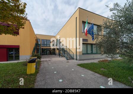 Außenansicht der Schule, italienisches Schulgebäude Stockfoto