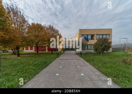 Außenansicht der Schule, italienisches Schulgebäude Stockfoto