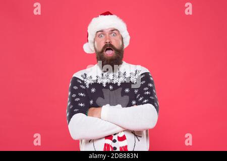 Ich kann nicht daran glauben. Überrascht bärtigen Mann in santa Hut und Pullover. Brutal Hipster feiern Weihnachtsfeier. Winterurlaub Vorbereitungen. Männlich Winter Strickmode. Frohes neues Jahr.-frohe weihnachten. Stockfoto