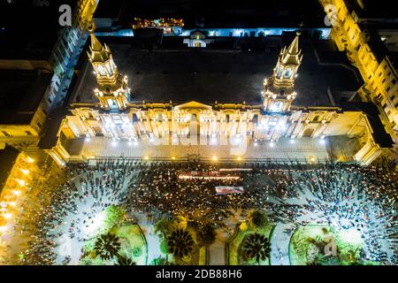15. November 2020, Peru, Arequipa: Zahlreiche Menschen nehmen an einem Gedenkgottesdienst für zwei junge Demonstranten Teil, die bei Protesten ums Leben kamen. Die beiden Männer waren bei den Protesten gegen das, was die Demonstranten für undemokratisch halten, getötet worden, was der Kongress zur Entfernung von Präsident Vizcarra aus dem Amt ansieht. Der Kongress hatte Präsident Vizcarra am 9. November wegen Korruptionsvorwürfen aus dem Amt genommen. Infolgedessen übernahm Präsident Merino das Amt provisorisch. Nach den heftigen Protesten trat Merino ebenfalls zurück und stürzte Peru in eine schwere Regierungskrise. Foto: Denis Mayhua/dpa Stockfoto