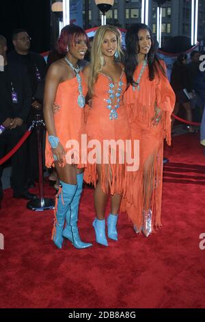 Kelly Rowland, Beyoncé Knowles und Michelle Williams von Destiny's Child bei der MTV Video Music Awards 2001 in der Metropolitan Opera Hou Stockfoto