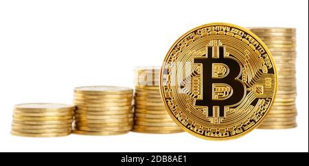 Bitcoin auf dem Hintergrund der zunehmenden Stapel von Münzen auf weißem Hintergrund. Das Konzept der Entwicklung und des Wachstums neuer virtueller Währung. Stockfoto