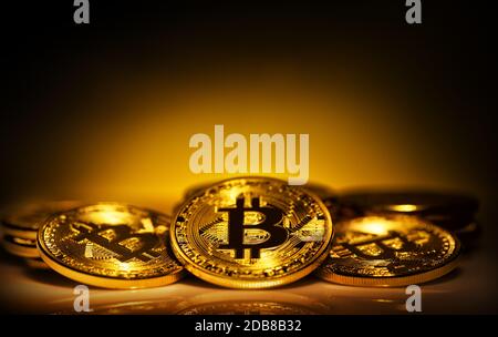 Golden bitcoins auf Schwarz mit gelbem Hintergrund. Das Konzept der Währung der neuen Generation. Stockfoto