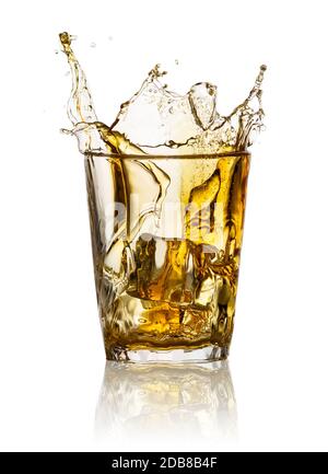 Splash in Glas Whiskey isoliert auf weißem Hintergrund Stockfoto