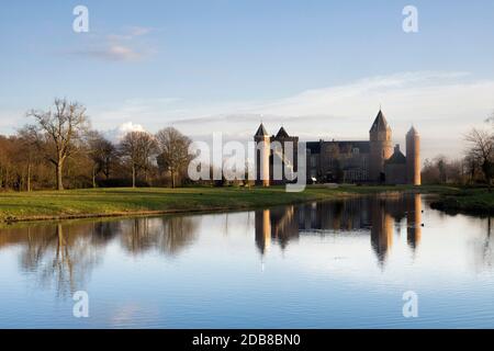 Westhove ist eine mittelalterliche Wasserburg in der Nähe der niederländischen Stadt Domburg In der Provinz Zeeland Stockfoto