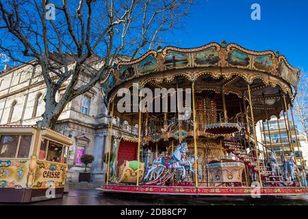 AVIGNON - MÄRZ 2018: Französisches Karussell im altmodischen Stil mit Treppen am Place de l'Horloge in Avignon Frankreich Stockfoto