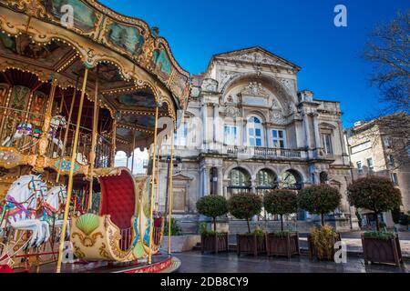 AVIGNON - MÄRZ 2018: Französisches Karussell im altmodischen Stil mit Treppen am Place de l'Horloge in Avignon Frankreich Stockfoto