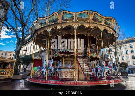 AVIGNON - MÄRZ 2018: Französisches Karussell im altmodischen Stil mit Treppen am Place de l'Horloge in Avignon Frankreich Stockfoto