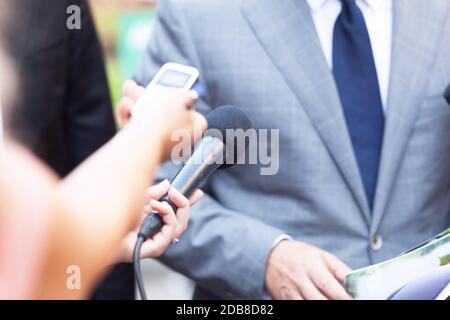 Reporter und Medien Interview mit unkenntlich Geschäftsmann oder Politiker Stockfoto