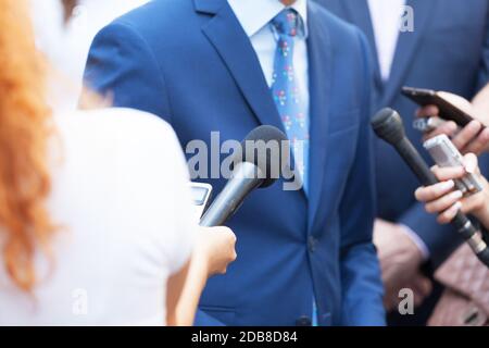 Reporter und Medien Interview mit unkenntlich Geschäftsmann oder Politiker Stockfoto