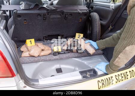 Droge Bundles geschmuggelt im Kofferraum eines Autos Stockfoto