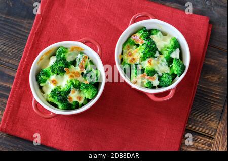 Zwei Töpfe mit gebackenem Brokkoli und Käse Stockfoto