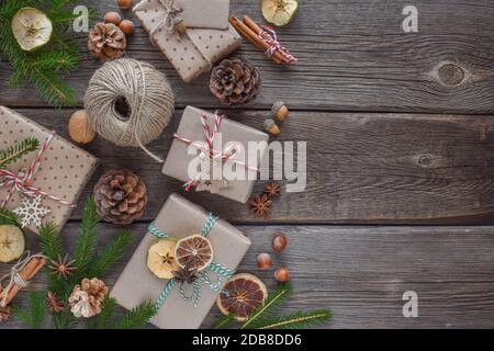 Weihnachten Holzhintergrund mit natürlichen Produkten für die Dekoration von Geschenken. Keine Verschwendung. Frohes neues Jahr. Stockfoto