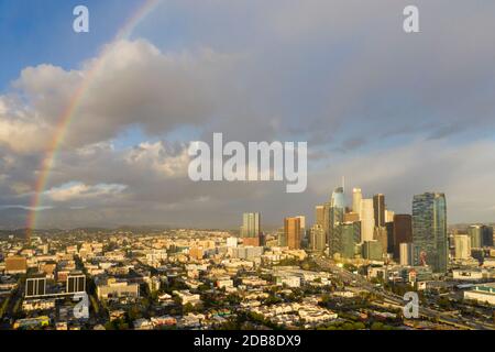 Regenbogen über Downtown Los Angeles Skyline Stockfoto