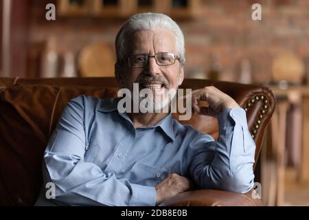 Kopf erschossen Porträt lächelnd grauhaarige reifen Mann trägt Brille Stockfoto
