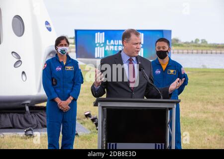 NASA-Administrator Jim Bridenstine spricht mit Medienvertretern während einer Pressekonferenz vor dem Start von Crew-1 im Kennedy Space Center am 13. November 2020 in Cape Canaveral, Florida. Mit Cabana stehen die NASA-Astronauten Sunita Williams, links, und Jonny Kim. Stockfoto