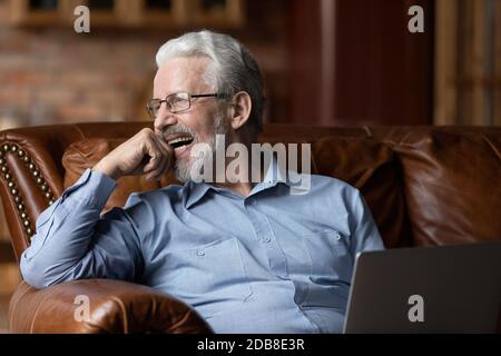 Nahaufnahme überglücklich lachen reifen Mann mit Spaß mit Laptop Stockfoto