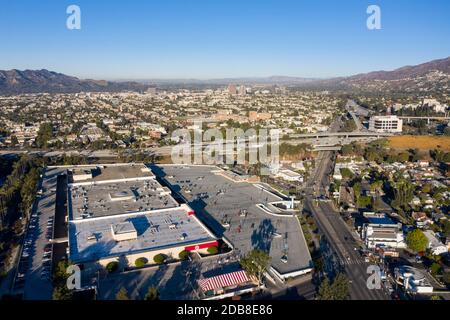 Luftaufnahme von Eagle Rock Mall und Glendale dahinter Stockfoto