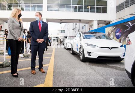 Gwynne Shotwell, Präsident und Chief Operating Officer von SpaceX, links, und NASA-Administrator Jim Bridenstine, warten auf die NASA SpaceX Commercial Crew One Astronauten, als sie zum Start am Kennedy Space Center 15. November 2020 in Cape Canaveral, Florida. Stockfoto