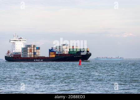 Aktive Schifffahrt: Ein Containerschiff in der Scheldt-Mündung bei Zoutelande Strand auf der Halbinsel Walcheren bei Vlissingen Stockfoto